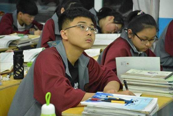 衡水中学男生颜值堪比小说男主,获得大众点赞,学霸都这么帅_一个人