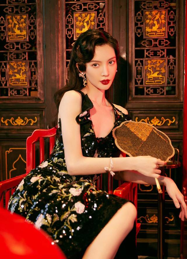 金晨 金晨穿短款泡泡裙十分淑女,配粉色高跟鞋好惊艳