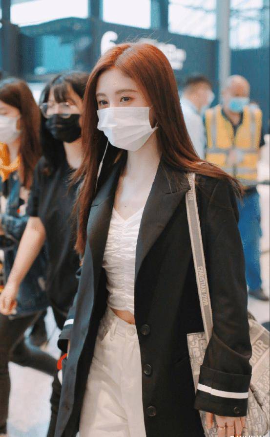 显得 鞠婧祎小淑女的正式穿搭真有范！简约白色尽显时髦，满满知性美