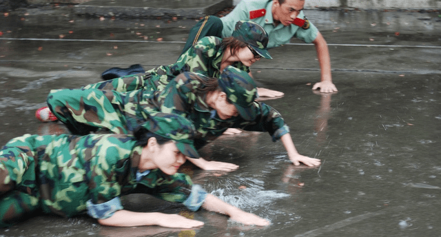 原创学生军训汇演遇大雨校领导全程陪着淋雨网友评论炸开锅