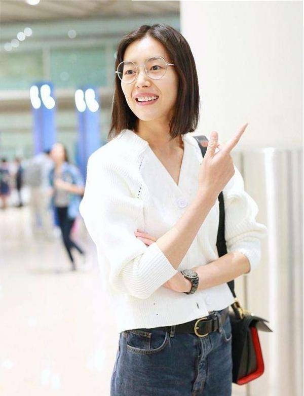 一身 刘雯扎丸子头太清新，黑白造型干净利落，招牌笑容很有感染力