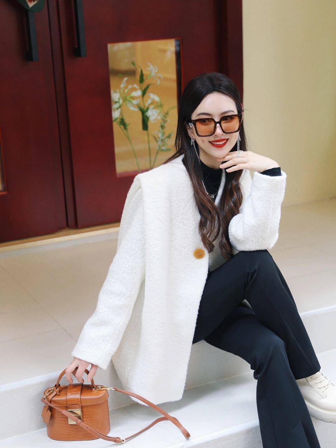 下装 果然“毛呢外套”才是yyds，这样搭配保暖又舒适，普通人也能驾驭