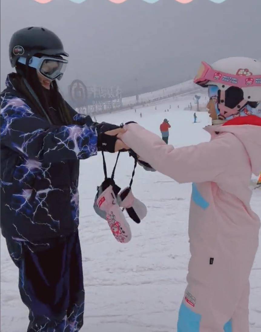 原创李小璐晒甜馨滑雪视频为其重金聘请私人教练此前被曝鲜肉恋情