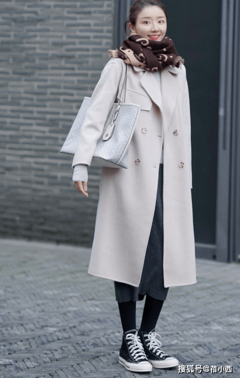 黑色 2022年做个时髦精!穿大衣时用这三双鞋子来搭配,简约百搭还耐看