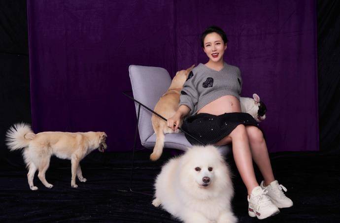 陈昊|“最美嫦娥”颜丹晨与宠物狗拍照，露出超大孕肚，43岁还是那么美