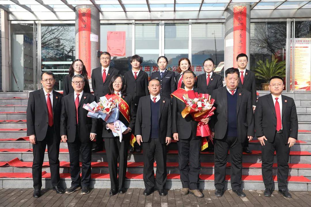 李进昱亲自为退休干部颁发纪念品,青年干警也为退休