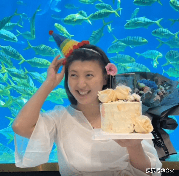 51歲閆學晶豪華酒店內慶生！素顏出鏡打扮似少女，身後密密麻麻一群魚 娛樂 第3張