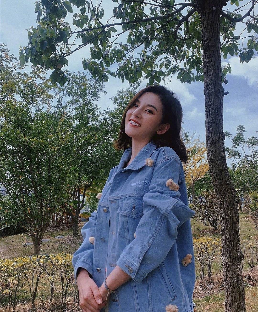 样式 宋祖儿不愧是时髦精，穿白色背心凹造型，身材婀娜又甜又媚