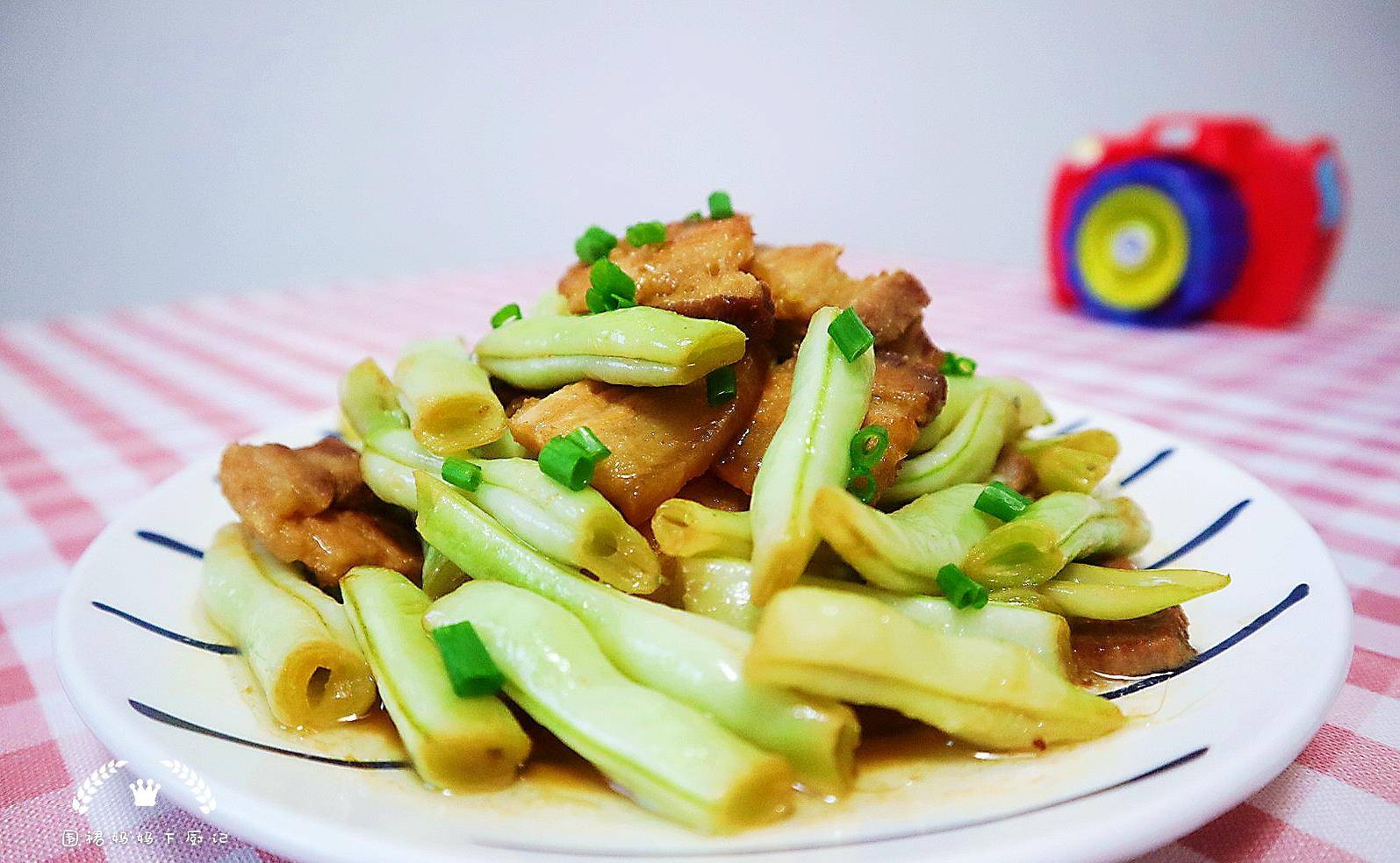 加入适量|这菜看起来老，吃起来却很嫩，放点肉一起炒，肉香菜更香，真好吃