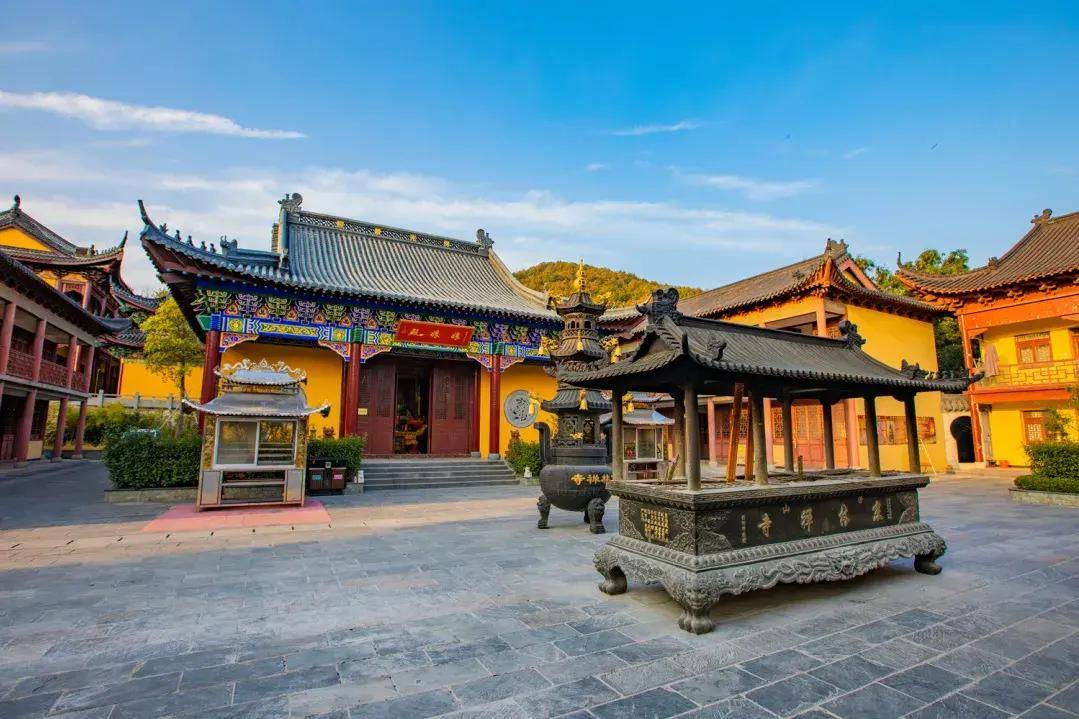 时间:除夕夜23:30-0:30地点:京林禅寺(曹山旅游度假区内)- "烧头香""