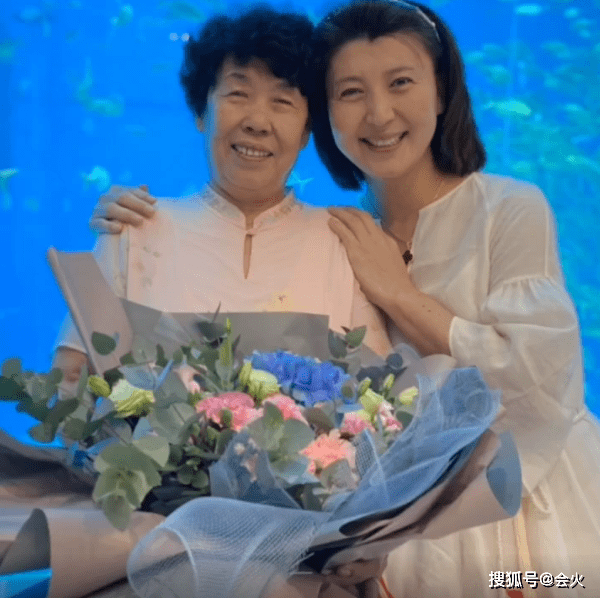 51歲閆學晶豪華酒店內慶生！素顏出鏡打扮似少女，身後密密麻麻一群魚 娛樂 第5張