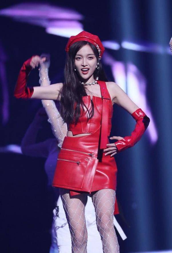 吴宣 女人穿衣选红色好美，看吴宣仪的红色造型，27岁看着也很嫩