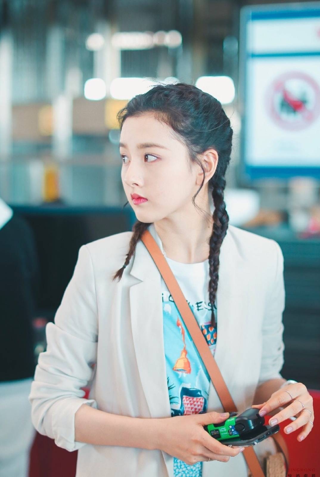 样式 宋祖儿不愧是时髦精，穿白色背心凹造型，身材婀娜又甜又媚