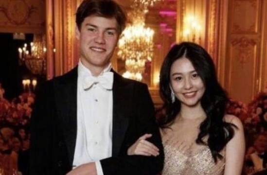 梁天云阿沁解释：“我们在一起就公开承认