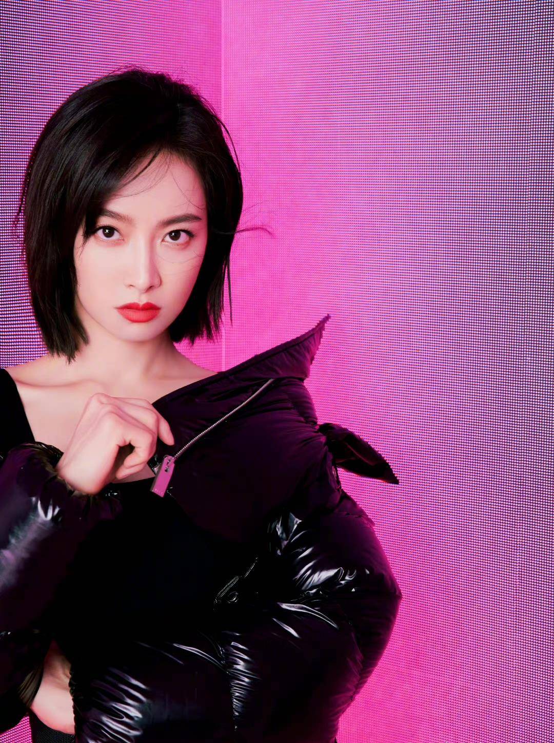 黑色 宋茜也太瘦了吧，过膝长靴撑不满，一身黑色冷艳犀利、未来感十足