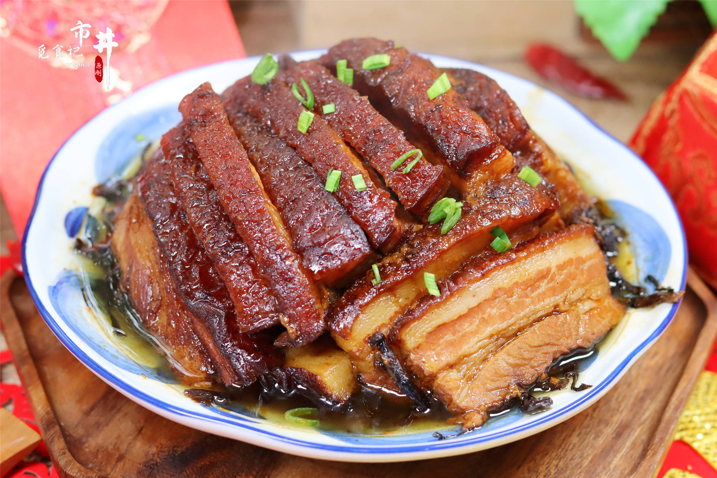 虎皮|年夜饭做梅菜扣肉，切记“先煎后泡”，片片起“虎皮”，酥烂香醇