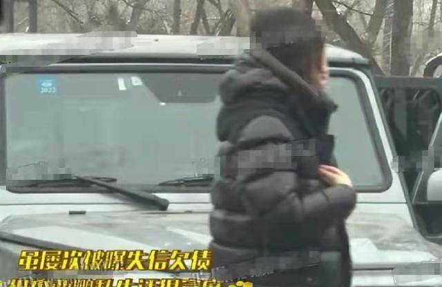 车带 50岁李亚鹏真会谈恋爱，开豪车带小19岁女友购物，穿羽绒服变跟班