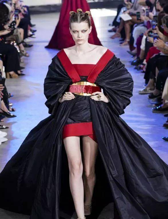 时装周 巩俐撞衫时装周模特，红黑泡泡袖礼服女王气场强，轻松成全场焦点