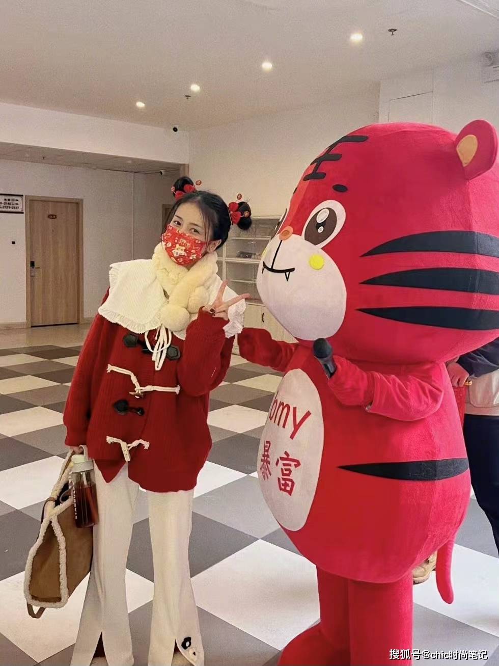 卫衣 寡淡不漂亮的周雨彤,如今却把“如虎添翼”虎年元素穿搭玩明白了