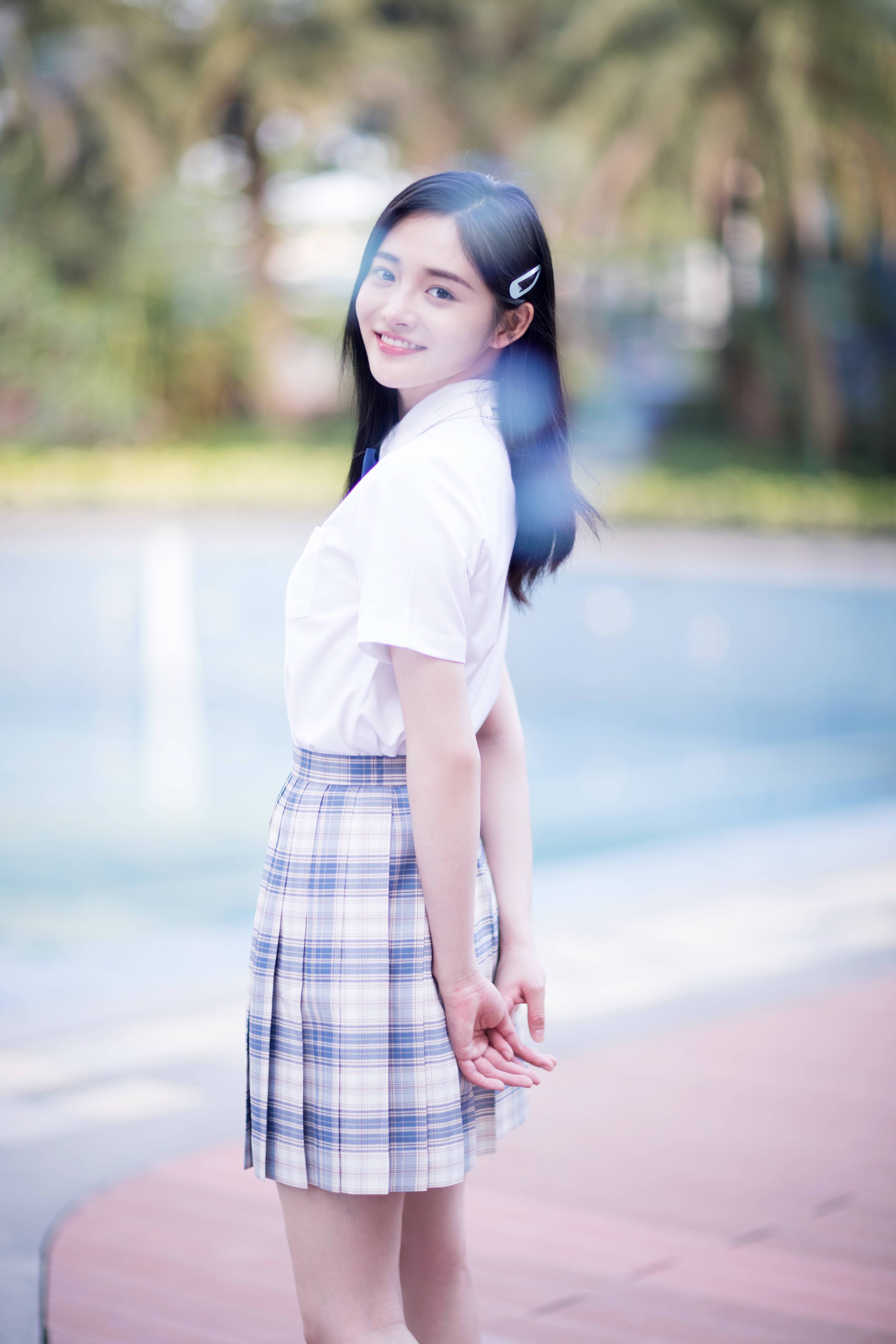 22岁周洁琼文艺女神范元气橘上衣侧开边裤休闲美腻度假风