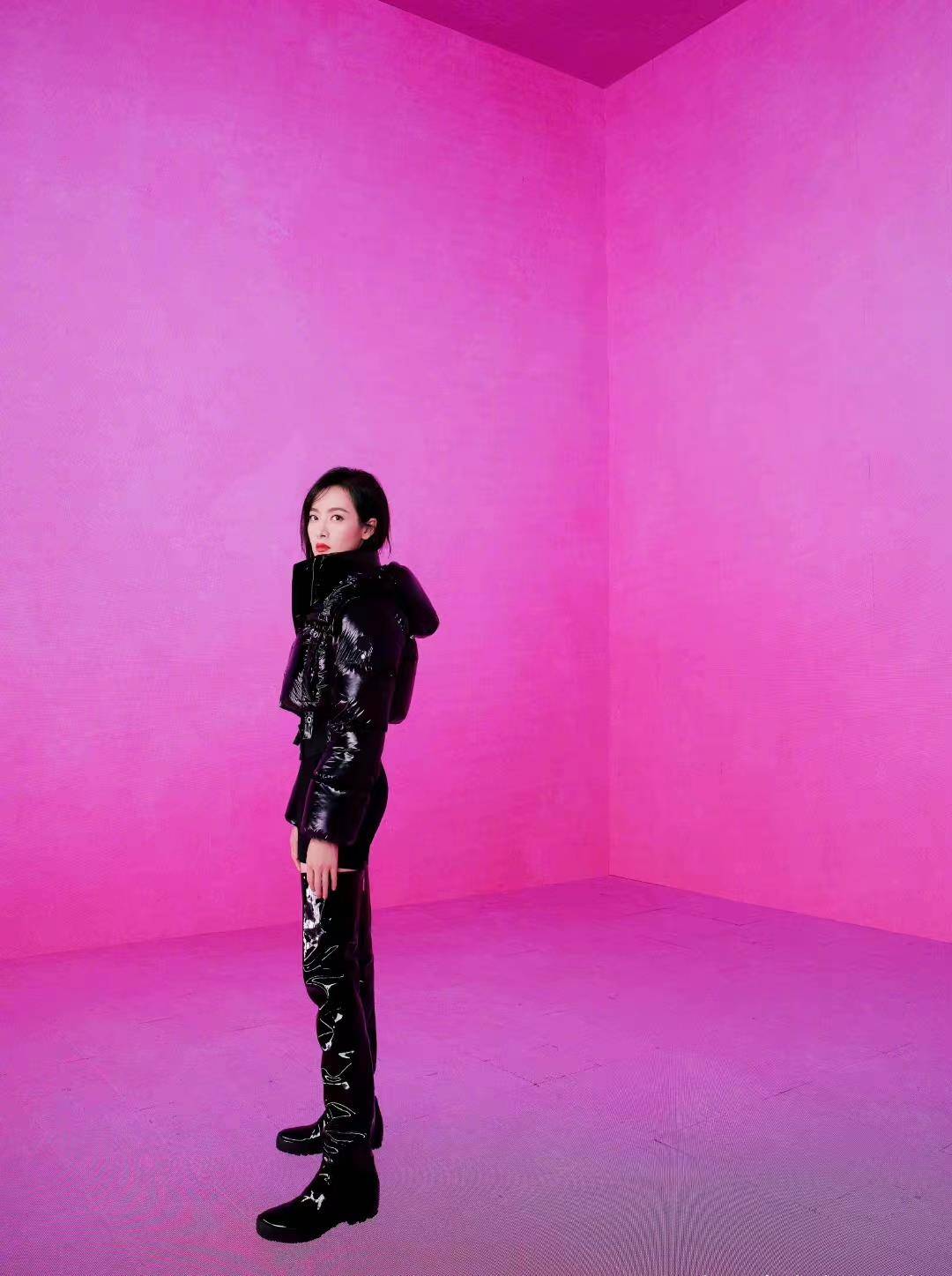 黑色 宋茜也太瘦了吧，过膝长靴撑不满，一身黑色冷艳犀利、未来感十足