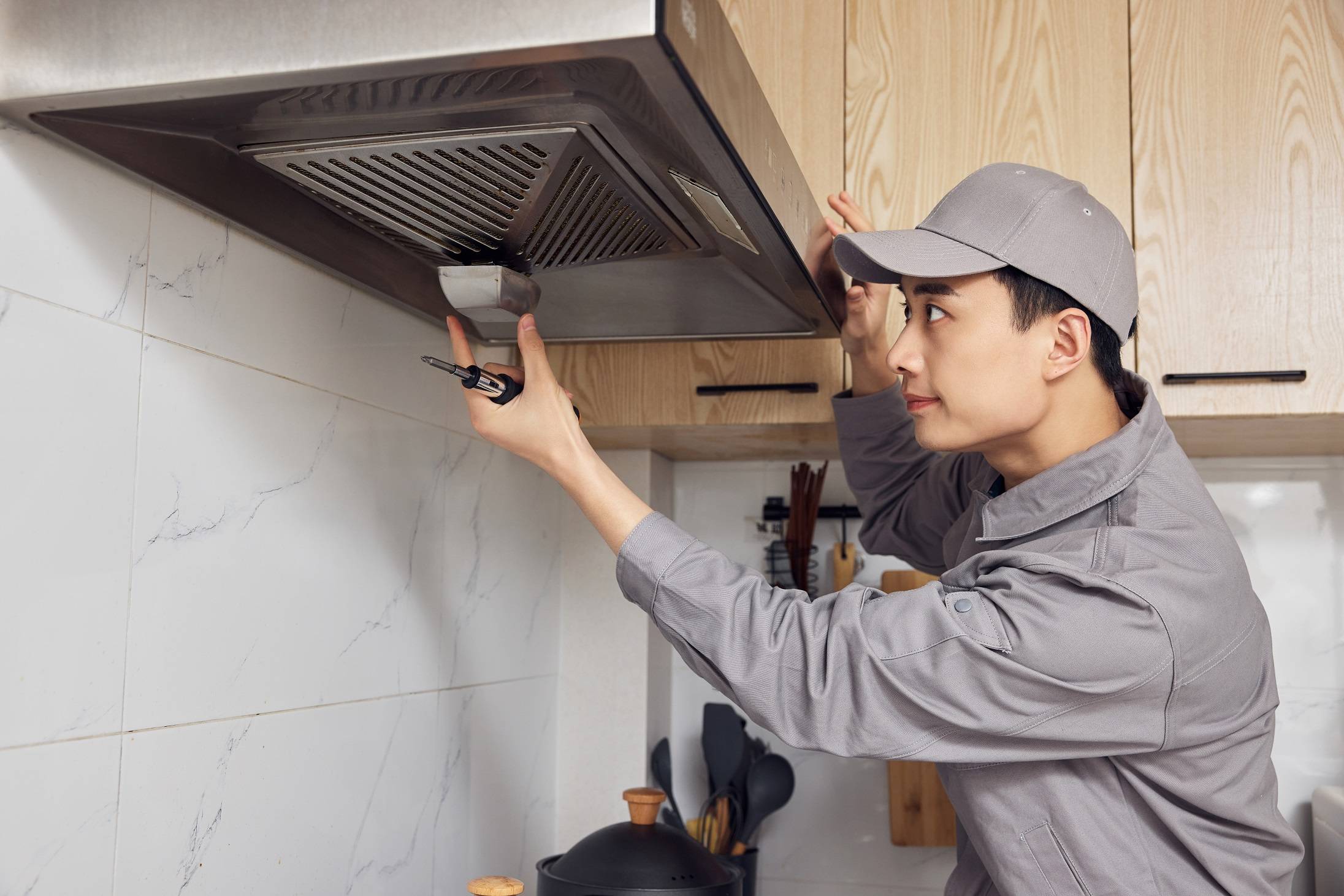 年底大清扫,家里的抽油烟机应该怎么清洗?_进行_清洁剂_油污