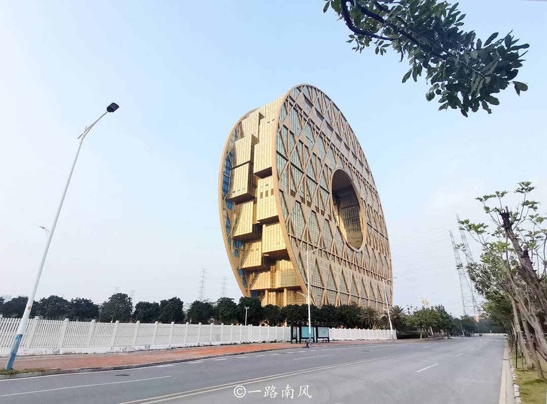 铜锣广州有两座“奇怪”的建筑，一座像甜甜圈，一座像没叠好的棉被