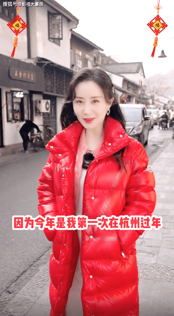 梅丽 舒畅穿大红风衣街头买年货，毫无明星架子，买十块钱零食讨价还价