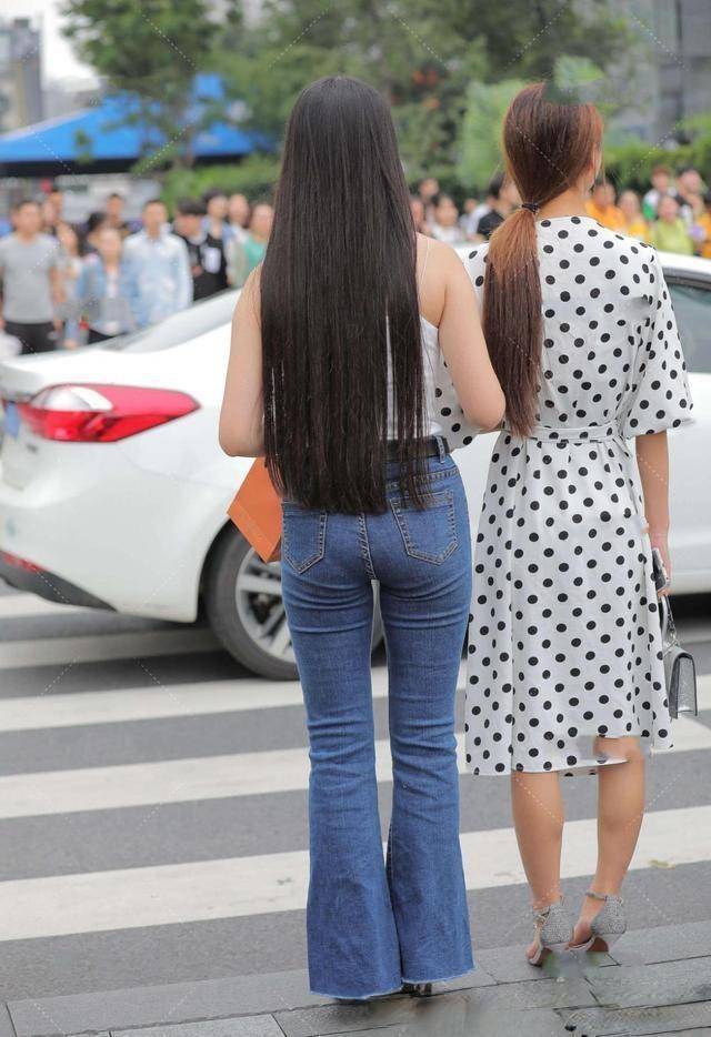 配饰 简单搭配的瑜伽裤展现女人魅力气场，气质十分出众，又酷又飒