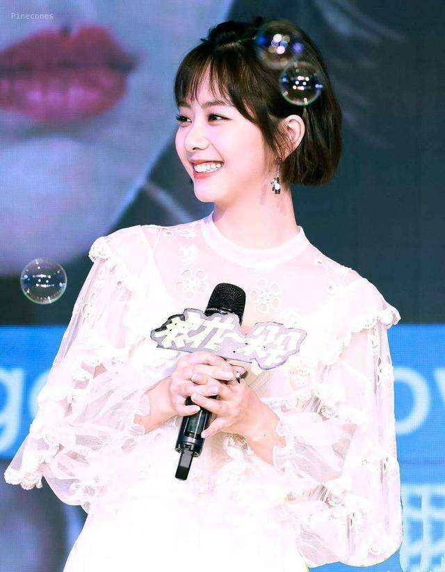 设计 少女穿搭就看谭松韵,服装饰品显时尚,搭配和谐是硬道理