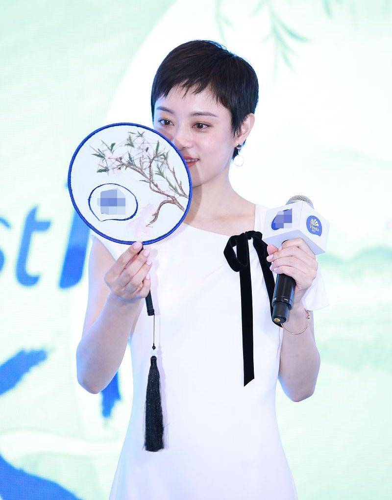 新造型 孙俪新造型真养眼,一袭白裙配短发大气又优雅,36岁身材太出众
