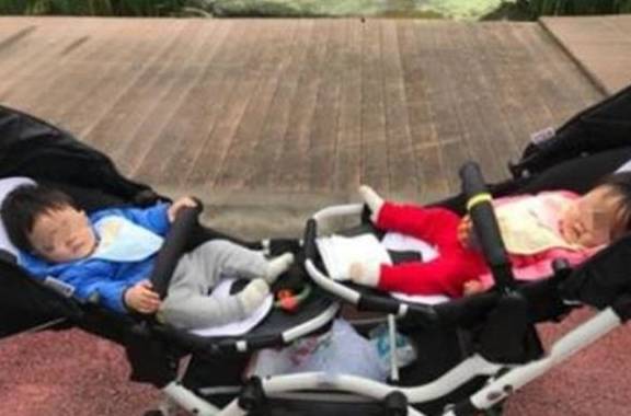 小孩几个月可以坐在婴儿车上 22f24d314b6345ad83b3bd94a204d81a.jpeg