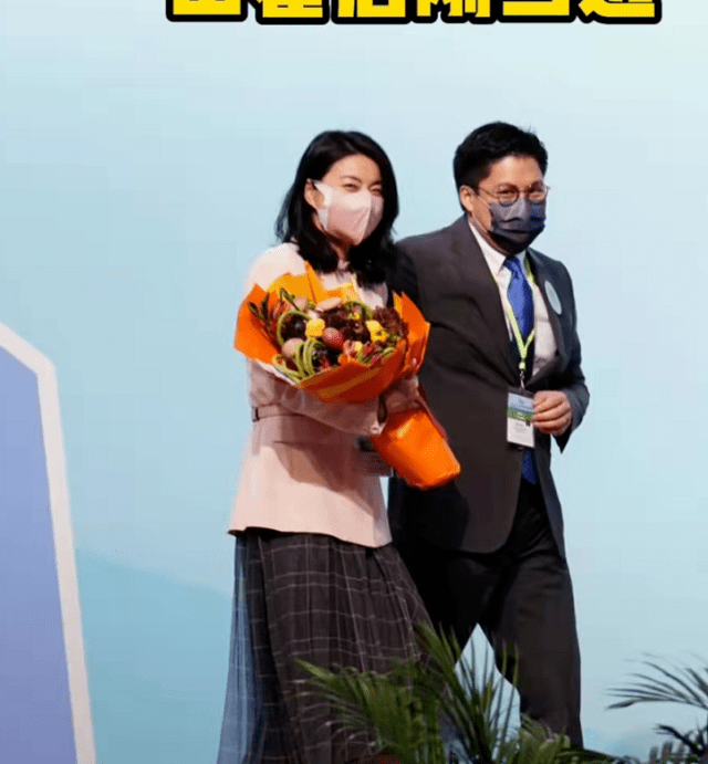 郭晶晶 郭晶晶私下生活照罕见曝光！穿针织衫变贤妻良母，换造型颜值高