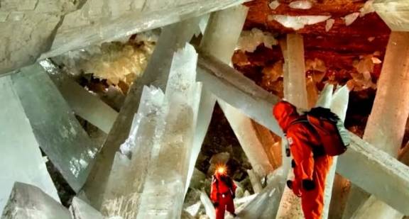 水晶洞穴位于地下300米，水晶不计其数，水晶柱比松树都高？