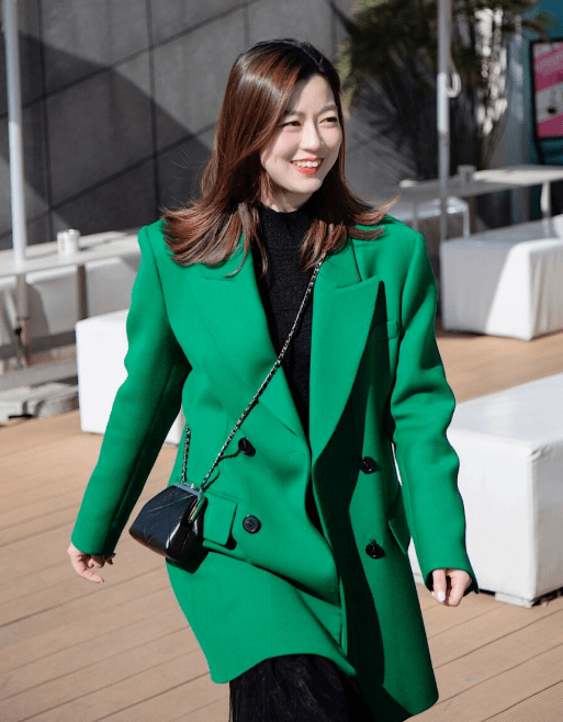 显得 穿来穿去,还是“大衣”时髦耐看,保暖舒适又高级,适合成熟女性