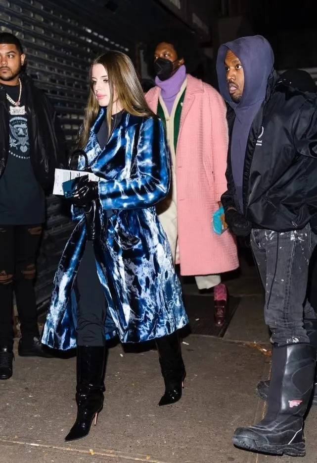 坎爷 坎爷31岁新女友出街罕见遛娃！素颜亮相头发凌乱，1岁儿子颜值高