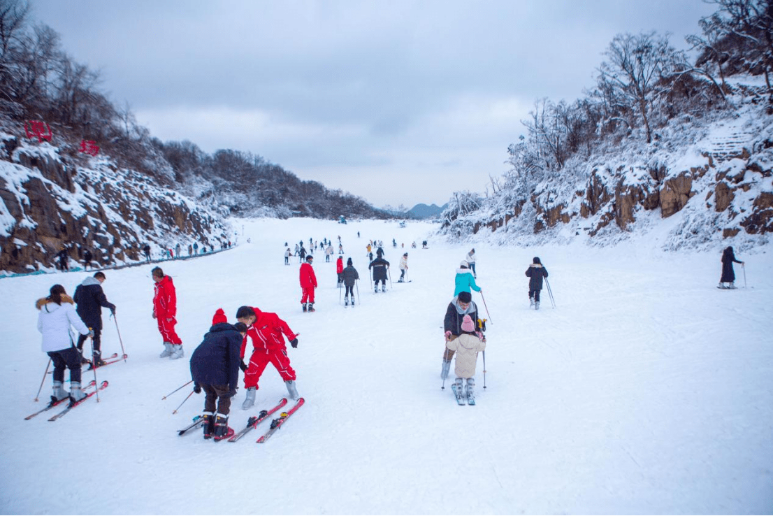 九皇山滑雪场总面积约2万,地势平坦,视野开阔.