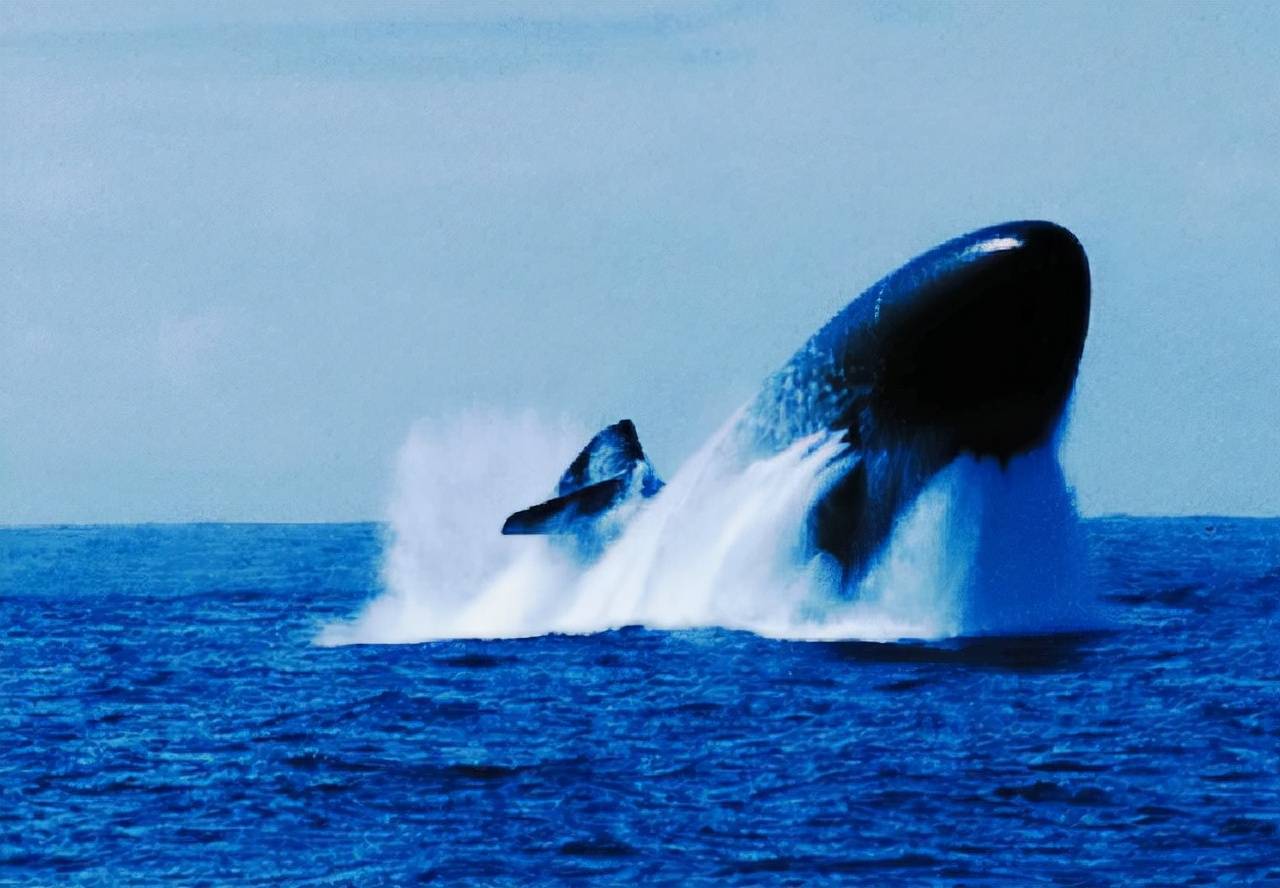 通常情况下,潜艇想要浮出水面,都是慢慢上升的,像上面这种如鲸鱼一般