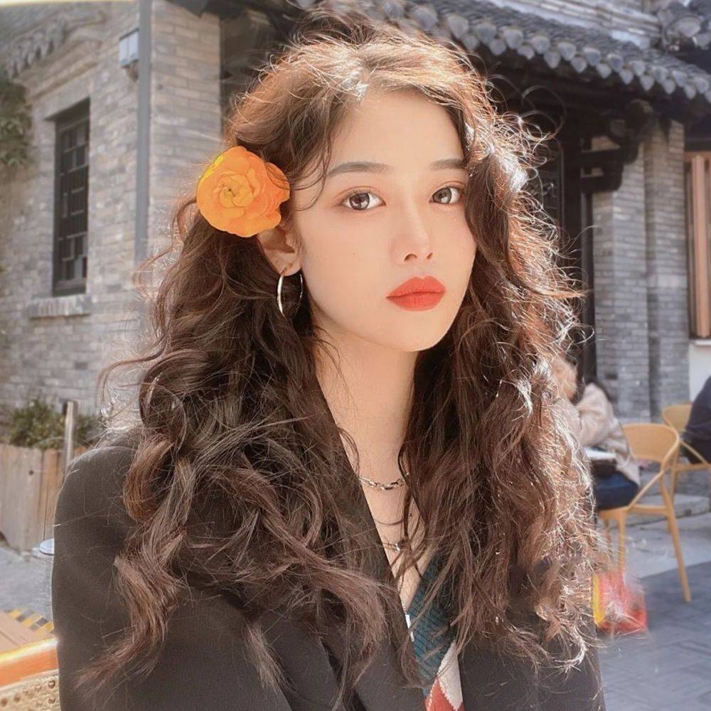 卷发减龄不一定要烫羊毛卷，太挑人！今年流行“慵懒卷”，很有女人味