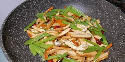 土豆芹菜洋葱一起怎么炒好吃窍门 fab2214ef95b442cb34ef7fa1c918b1e.jpeg