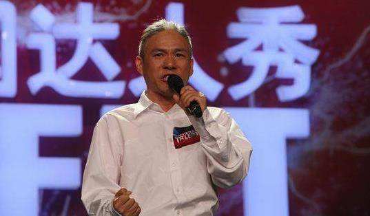 曾是千万富豪,因春晚成名,破产后却一夜白头,如今靠卖包子为生