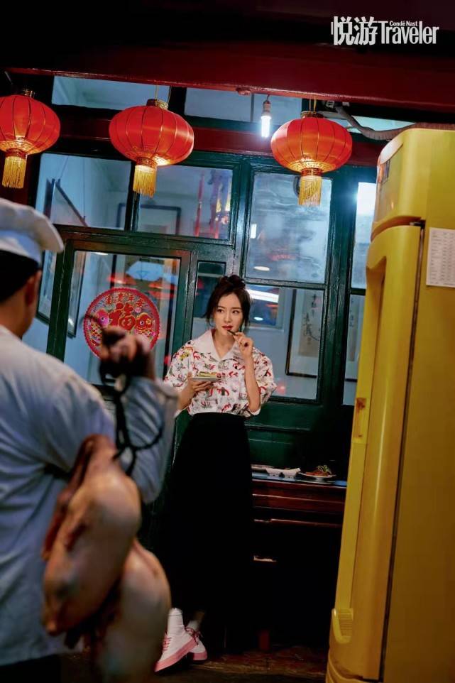 杨幂 杨幂新大片变胡同女孩!光腿穿镂空针织衫冻得缩脖子,吃糖人超萌