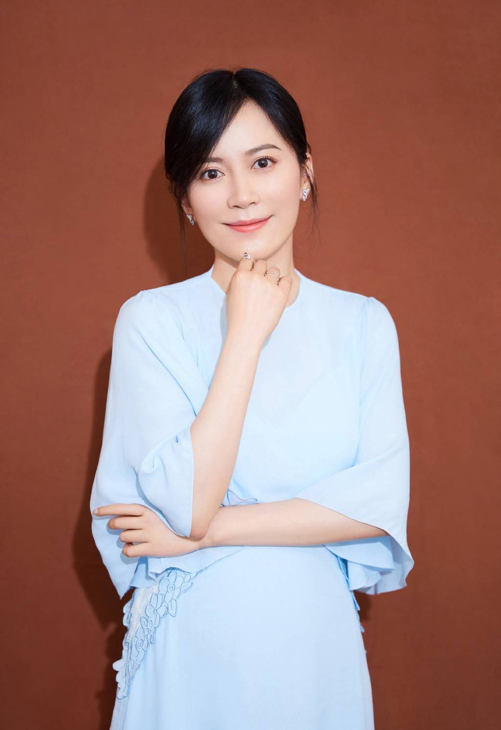 俞飞鸿状态好到爆,穿淡蓝色轻纱长裙,同框25岁女配也毫不逊色_气质