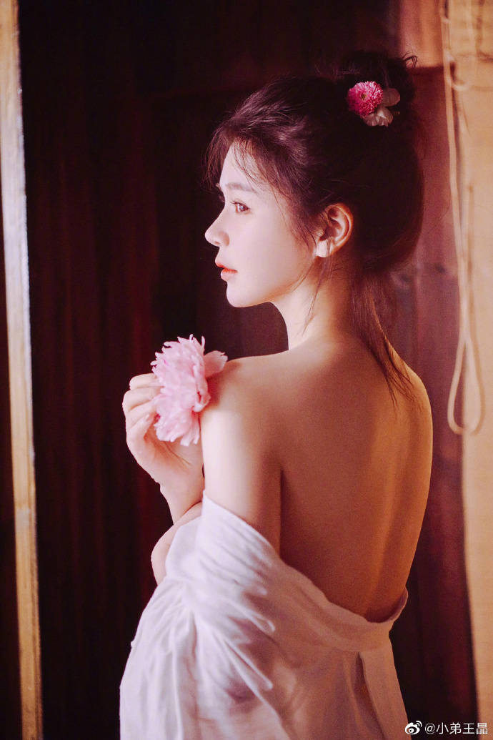 原创周芷若邱意浓美图露出大美腿雪肤玉貌太性感火辣