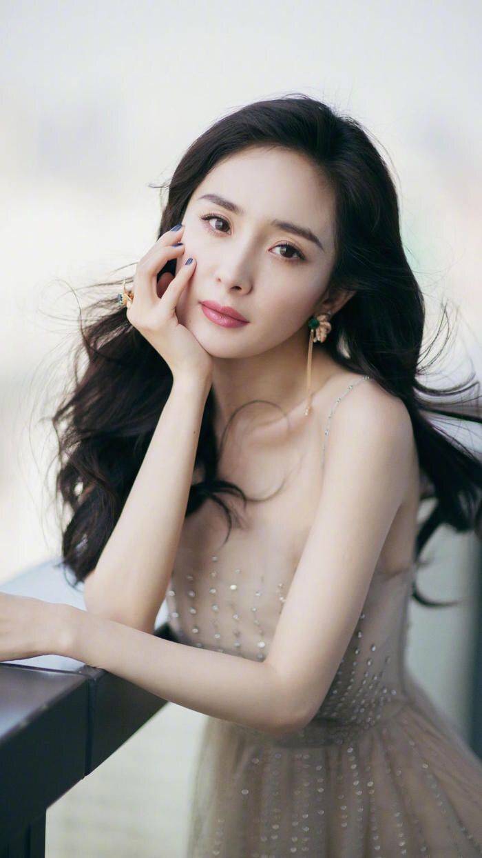 假发当女明星也不容易，假指甲假头发只是常规操作，“假皮肤”才够狠