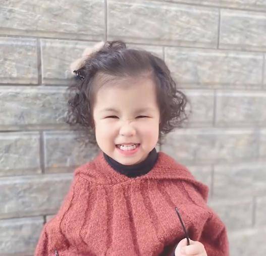 带着 广东老人带2岁外孙女花270元烫羊毛卷,效果一出让网友都羡慕了