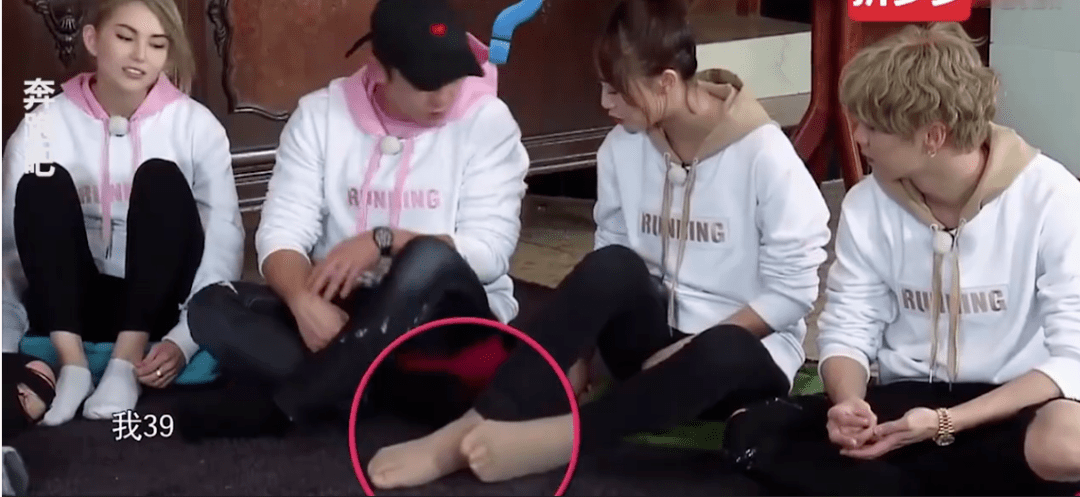 原创颜值身材是美女却拥有一双逆天大脚这10位女星的脚堪比男人