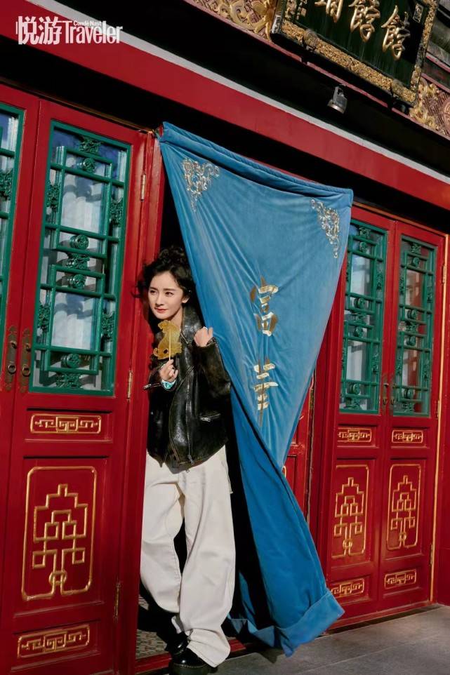 杨幂 杨幂新大片变胡同女孩!光腿穿镂空针织衫冻得缩脖子,吃糖人超萌