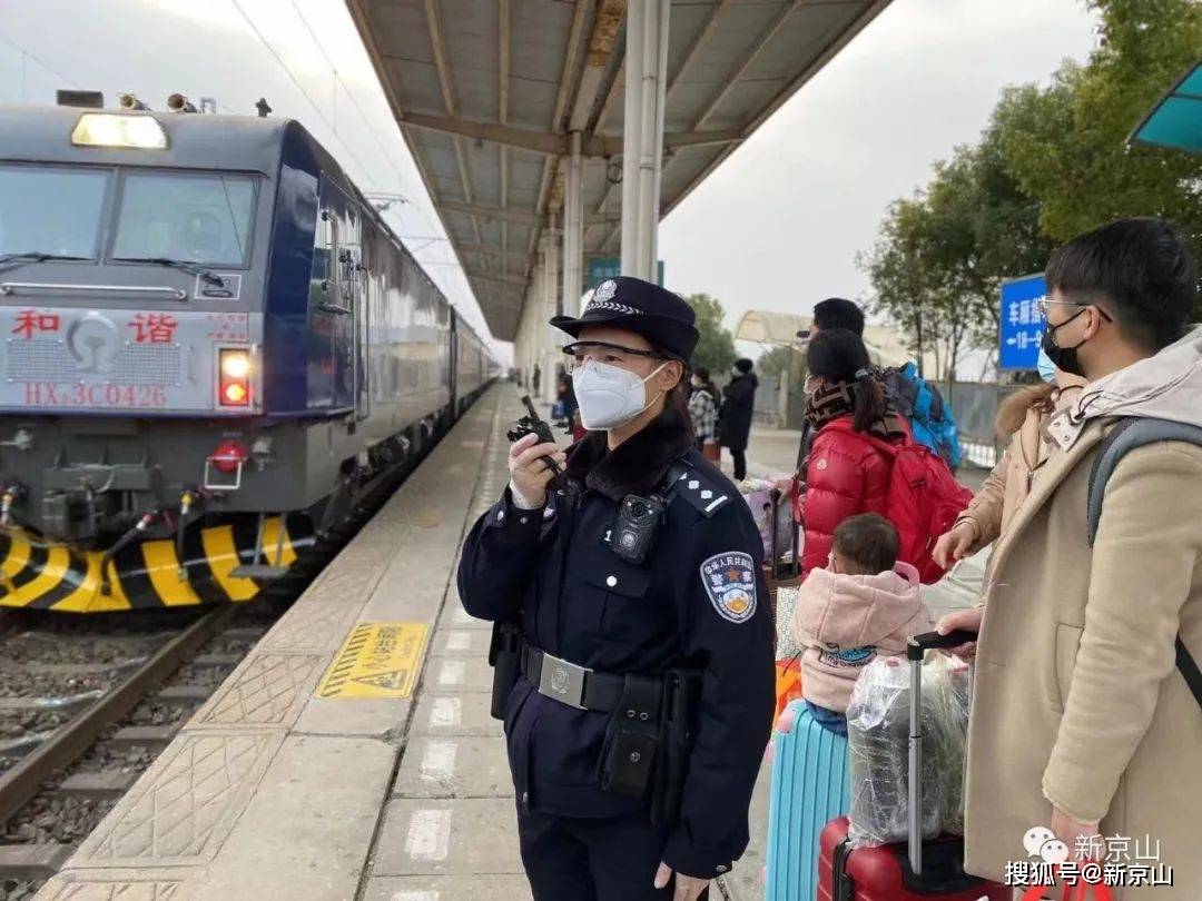 心在一起就是团圆京山战友夫妻共护平安春运