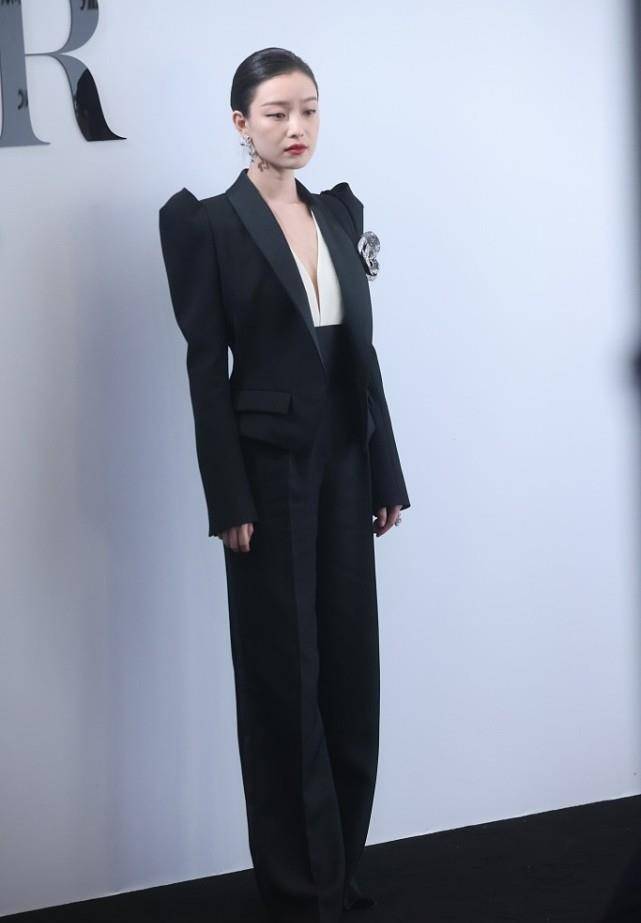 西装 倪妮的头肩比太优越了,穿领子开口的西装,肤色白嫩感觉好高贵